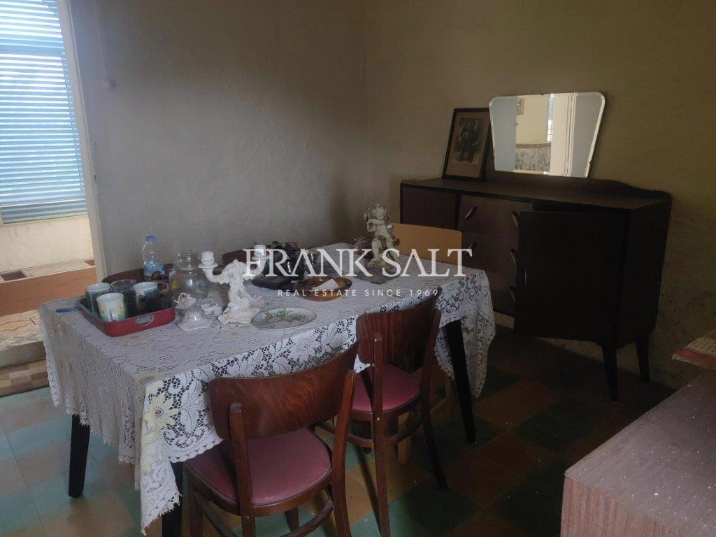 Bidnija, Unconverted Farmhouse